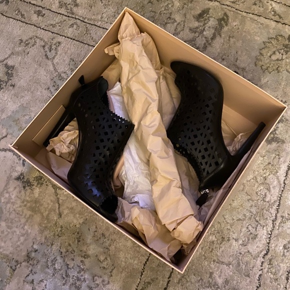 Prada Black Laser Cut Leather Peep Toe Booties Pumps Back Zip Size 39.5 - BNIB! - Picture 15 of 16